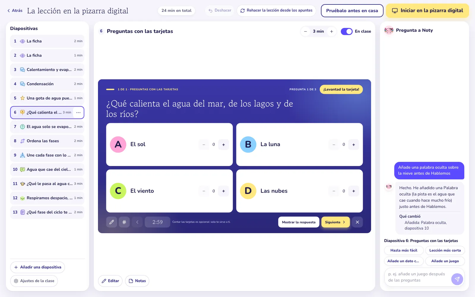 La preparación de la clase con la lista de diapositivas, la diapositiva en el centro y el chat de Noty a la derecha