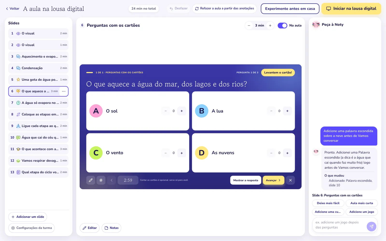 A preparação da aula com a lista de slides, o slide no centro e o chat da Noty à direita